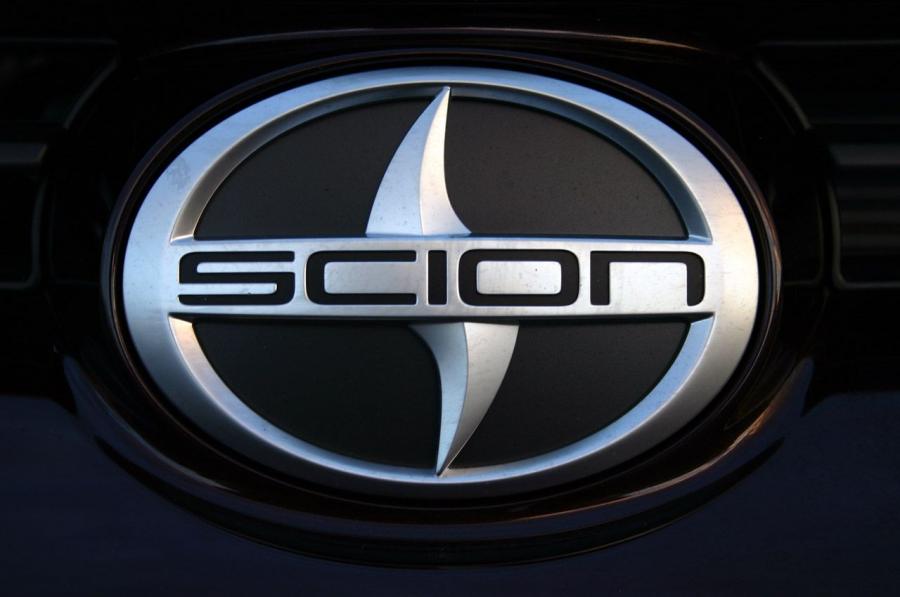 Логотип Scion tC 2011 года  (фото 37 из 68)
